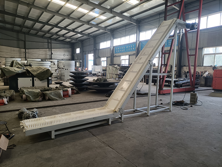 大傾角皮帶輸送機(jī)